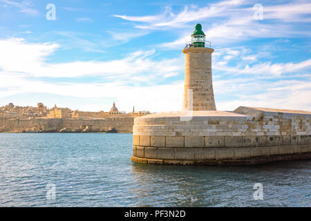 Malta, Valletta, Blick vom Meer der Leuchtturm von St Elmo fort Stockfoto