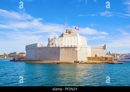 Valletta, Malta - Februar 5, 2017: Die St. Angelo fort vom Meer aus gesehen Stockfoto