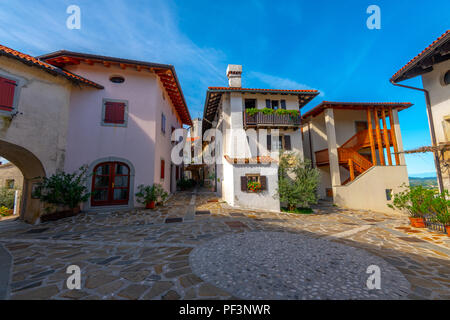 Hauptplatz im historischen mittelalterlichen Stadt Smartno in Goriska Brda, Slowenien mit narrov Straßen in die Stadt führenden Stockfoto