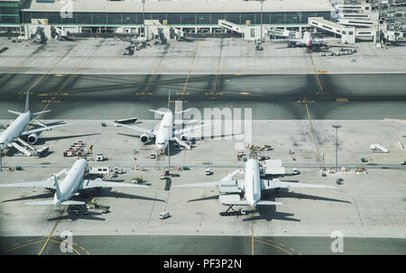 Luftaufnahme von geparkten Flugzeuge, die in den Flughafen Terminal. Moderne und schnellste Verkehrsmittel. Stockfoto