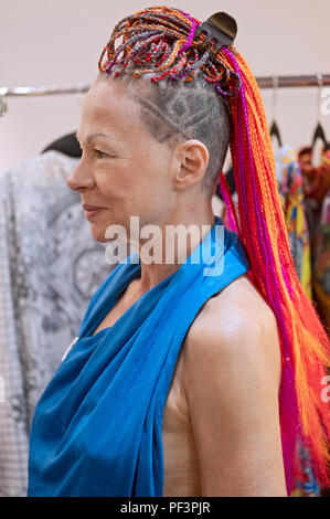 Eine attraktive Frau in den sechziger Jahren mit jugendlich gestylten Haaren. In einem Einzelhandelsgeschäft in Greenwich Village, Manhattan, New York City Stockfoto