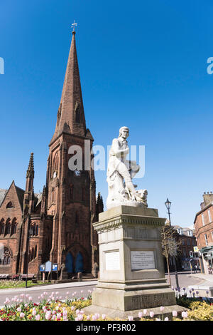 Statue von Robert Burns und Greyfriars Kirche Kirchturm, Dumfries, Scotland, UK Stockfoto