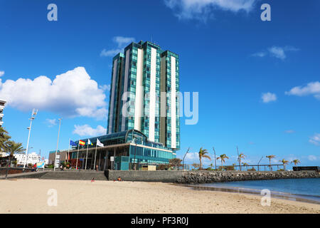 LANZAROTE, SPANIEN - 20. APRIL 2018: Fünf Sterne Hotel in Arrecife mit Strand am blauen Himmel, Lanzarote, Spanien Stockfoto