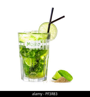 Einen Mojito cocktail fotografiert auf einem weißen Hintergrund. Es ist ein sehr erfrischendes Getränk für heiße Sommertage. Stockfoto