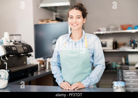 Ladenbesitzer in die Kamera lächeln Stockfoto