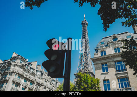 Eine Ampel mit dem Eiffelturm im Hintergrund - August 2018 Stockfoto