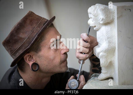 Ian Chalmers schnitzt eine Lincoln Imp als Steinmetze aus der ganzen Welt an der Steinbildhauerei Festival in New York versammeln sich in der Kathedrale ersten Stein Carving Festival seit 2010 zu konkurrieren. Stockfoto