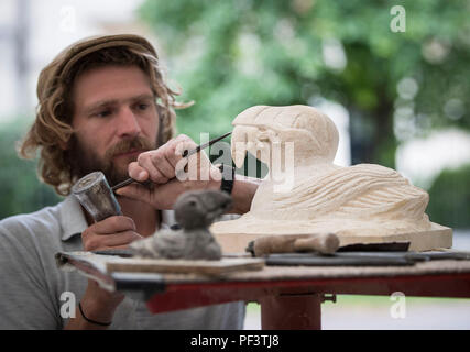 Benn Swinfiled schnitzt ein papageientaucher als Steinmetze aus der ganzen Welt an der Steinbildhauerei Festival in New York versammeln sich in der Kathedrale ersten Stein Carving Festival seit 2010 zu konkurrieren. Stockfoto