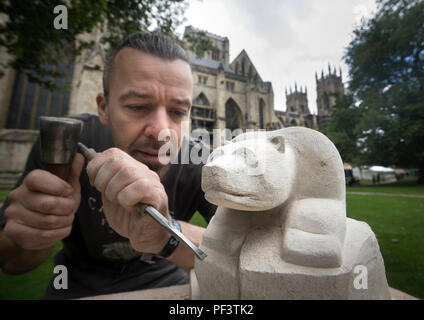 Richard Bossons schnitzt ein Eisbär als Steinmetze aus der ganzen Welt an der Steinbildhauerei Festival in New York versammeln sich in der Kathedrale ersten Stein Carving Festival seit 2010 zu konkurrieren. Stockfoto