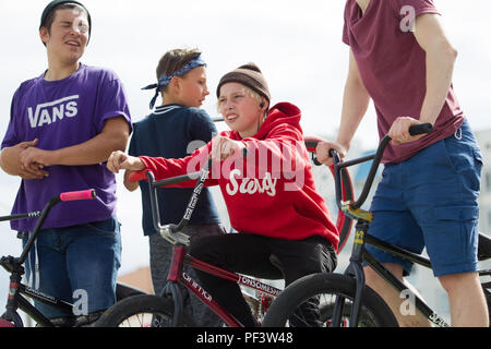 Belarus, Gomel, 24. Juni 2018. Tag der Jugend. Central Park. Teens auf Fahrräder; Stockfoto