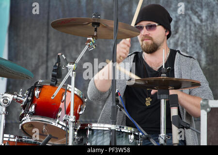 Belarus, Gomel, 24. Juni 2018. Central Park. Tag der Jugend spielt der Musiker die Trommeln Stockfoto