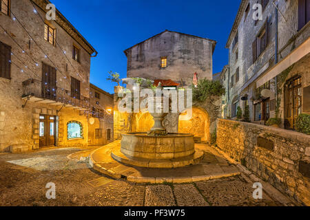 Berühmten Brunnen (La Grande Fontaine de 1850) bei Einbruch der Dunkelheit in Saint Paul de Vence, Alpes-Maritimes, Frankreich Stockfoto