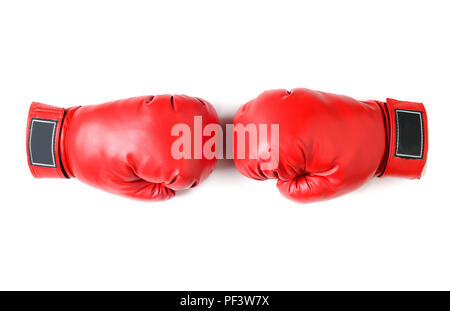 Paar rote Leder Boxhandschuhe auf Weiß, Sport und Wettbewerb Konzept isoliert Stockfoto
