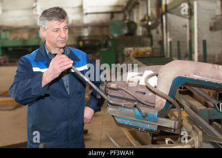 Belarus, Gomel, 25. April 2018. Hüttenwerk. Arbeiten hinter einer spanenden Maschine Stockfoto