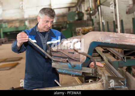 Belarus, Gomel, 25. April 2018. Hüttenwerk. Arbeiten hinter einer spanenden Maschine Stockfoto