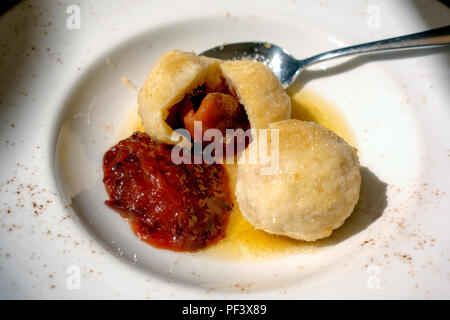 Sweet plum Knödel, einem Schnitt in der Hälfte mit Pflaumenmus Stockfoto