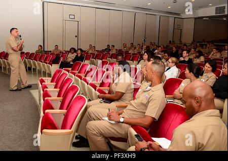 180810-N-PG 340-003 Portsmouth, Virginia (Aug. 10, 2018) Kapitän Matthew Fall, kommandierender Offizier der Naval Hospital Jacksonville, sprach mit Ärzten und medizinischen Service Corps (MSC) Offiziere während des 2018 MSC Verband der Hampton Roads Symposium an der Naval Medical Center Portsmouth 12.08.10. Das diesjährige Symposium über Art und Weise der militärischen Medizin konzentriert sich mit dem Thema der Navigation in der Landschaft der Marine Medizin. MSC-Gemeinschaft der Marine unterstützt aktiv die Bereitschaft Marine Medizin und Gesundheit mit mehr als 30 verschiedenen sub Spezialitäten aus der Entomologie, Umwelt und Gesundheit und der Luft- und Raumfahrt Ein Stockfoto