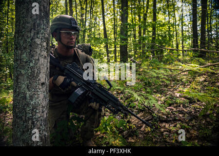 Us-Armee Pfc. Griffin Ogg, eine M249 Squad Automatic Weapon gunner mit Alpha Company, 3.BATAILLON, 126 Infanterie Regiment, Michigan Army National Guard, bietet 360 Grad Sicherheit während der Navigation Ausbildung an der Northern Strike 18 in Grayling, Mich., 10.08.2018. Northern Strike18 ist ein National Guard Bureau - geförderte Gemeinsame-force Übung, das US-Verteidigungsministerium und multinationale Koalition service Mitglieder Kenntnisse im Befehl Mission, Luft, Meer und Boden Manöver Integration ausüben. (U.S. Air National Guard Foto von Tech. Sgt. Lealan Bührer) Stockfoto