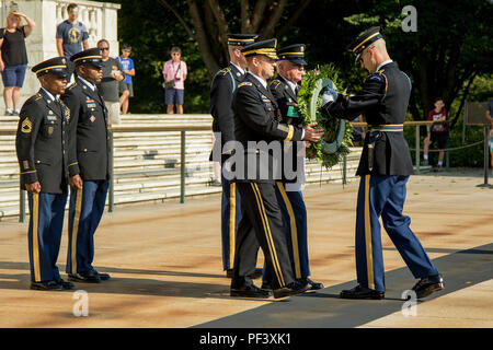 Armee Generalmajor Erik Peterson, Links, der kommandierende General der Armee, und Command Sgt. Maj Richard Johnson, command Sergeant Major der ersten Armee, legen einen Kranz am Grab der Unbekannten auf dem Arlington National Cemetery, 12.08.10, 2018 in Arlington, Virginia. Zu markieren ihren hundertsten Geburtstag, Soldaten und Senior First Armeeführung die Gräber von verschiedenen Persönlichkeiten besucht aus der gesamten Geschichte der Einheit gefeiert. Eine öffentliche Kranzniederlegung Zeremonie wurde auch am Grab von General der Armeen John J. Pershing, ersten kommandierenden General der Einheit statt. (U.S. Armee Foto von Sgt. 1. Klasse Stockfoto