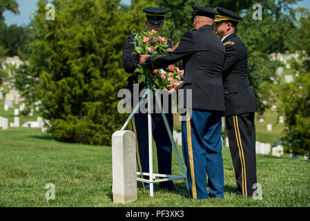 Command Sgt. Maj Richard Johnson, Links, command Sergeant Major der Armee, und die Armee Generalmajor Erik Peterson, der kommandierende General der ersten Armee, legen einen Kranz am Grab von General der Armeen John J. Pershing auf dem Arlington National Cemetery, 12.08.10, 2018 in Arlington, Virginia. wurde der Festakt zum 100. Geburtstag des Einheit, deren ersten kommandierenden General war GAS Pershing zu markieren. Pershing wurde für sein Engagement für die Soldaten Bereitschaft angekündigt, eine Mission, die erste Armee weiterhin als Beobachter Trainer/Ausbilder für die Army National Guard und der US-Army Reserve Einheiten vorbereitet Kämpfer zu unterstützen. Stockfoto