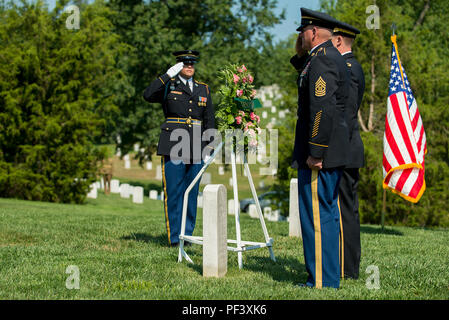 Command Sgt. Maj Richard Johnson, Links, command Sergeant Major der Armee, und die Armee Generalmajor Erik Peterson, der kommandierende General der ersten Armee, Ehren am Grab von General der Armeen John J. Pershing auf dem Arlington National Cemetery, 12.08.10, 2018 in Arlington, Virginia. wurde der Festakt zum 100. Geburtstag des Einheit, deren ersten kommandierenden General war GAS Pershing zu markieren. Pershing wurde für sein Engagement für die Soldaten Bereitschaft angekündigt, eine Mission, die erste Armee weiterhin als Beobachter Trainer/Ausbilder für die Army National Guard und der US-Army Reserve Einheiten vorbereitet Kämpfer zu unterstützen. Stockfoto