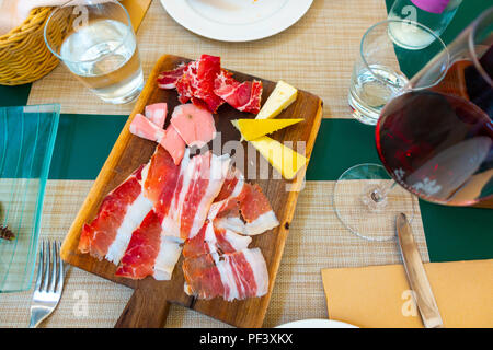 Im italienischen Stil Wurst Platte mit Käse auf Holzbrett Stockfoto