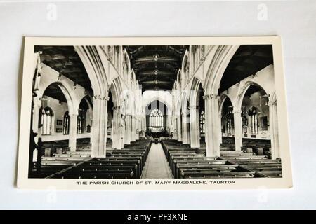 Schwarz-weiß Foto Postkarte der Innenraum der Pfarrkirche St Mary Magdalene, Taunton, Somerset, UK Stockfoto