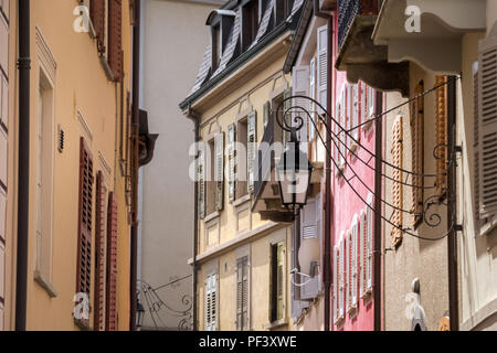 Eine der vielen schönen Straßen in der Stadt Sion (Wallis, Schweiz). Stockfoto