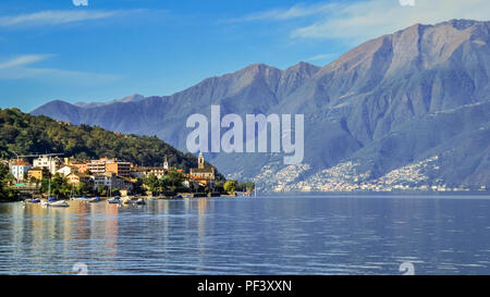 Blick auf den Lago Maggiore (Tessin, Schweiz) und das Dorf von Vira auf einem sonnigen September Morgen. Stockfoto