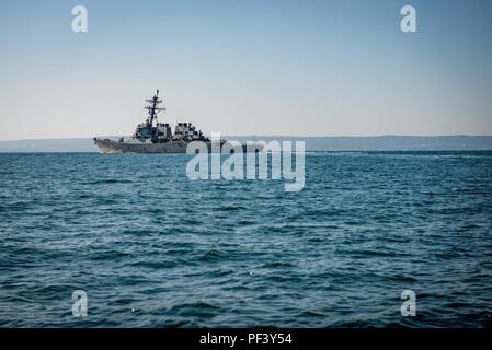 180813-N-WO 404-365 Schwarze Meer (Aug. 13, 2018) Der Arleigh-burke-Klasse geführte Anti-raketen-Zerstörer USS Carney (DDG64) beteiligt sich an einem Schwarm Übung im Schwarzen Meer 13.08.2018. 6. US-Flotte mit Sitz in Neapel, Italien, führt das gesamte Spektrum von Gelenk- und Naval operations, oft im Konzert mit Allied und interagency Partnern, um US-amerikanischen nationalen Interessen, Sicherheit und Stabilität in Europa und Afrika. (U.S. Marine Foto von Mass Communication Specialist 2. Klasse Jonathan Nelson/Freigegeben) Stockfoto