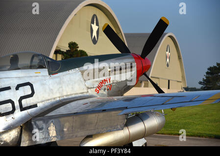 North American P-51D Mustang war ein einmotoriges Kampfflugzeug aus dem Zweiten Weltkrieg, das von North American Aviation für die United States Army Air Forces hergestellt wurde. Der P-51D hatte eine Luftpolsterhaube und einen Merlin V-1650-Motor. Dieses Archivbild zeigt das Flugzeug vor dem Umzug in die WWII Gallery im National Museum of the U.S. Air Force am 14. August 2018. Stockfoto