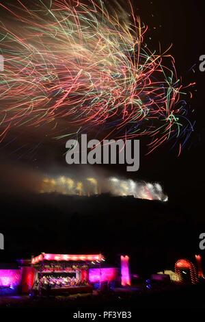 Virgin Money Konzert markiert das Ende des Edinburgh Festival Fringe Feuerwerk auf der Ross Musikpavillon Stockfoto