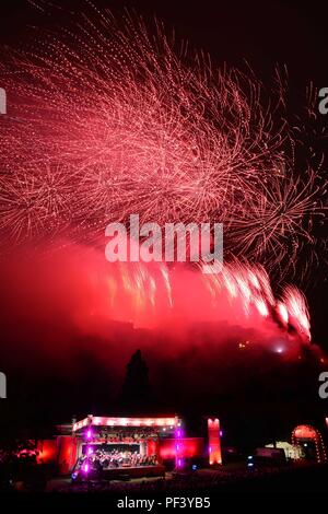 Virgin Money Konzert markiert das Ende des Edinburgh Festival Fringe Feuerwerk auf der Ross Musikpavillon Stockfoto