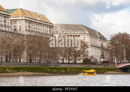 Thames House London, der Heimat des MI5, mit einem Duck Tour Boot vorbei Stockfoto