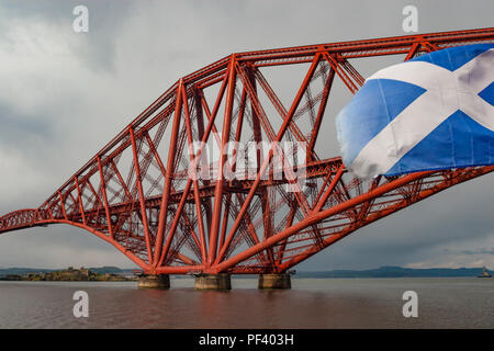 Die Forth Rail Bridge mit Schottischer Flagge in Schottland Stockfoto