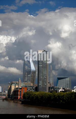 Der Blick nach Osten von der Waterloo Bridge, die Vase, South Bank Tower und den Shard der stürmischen Skyline beherrschen Stockfoto