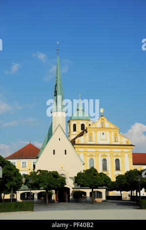 Blick vom Kapellplatzes in die Gnadenkapelle, links und rechts Kapuzinerkirche St., St., Magdalena, barocke Wallfahrtskirche, Altötting, Landkreis EIN Stockfoto