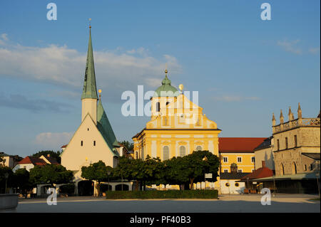 Blick vom Kapellplatzes in die Gnadenkapelle, links und rechts Kapuzinerkirche St., St., Magdalena, barocke Wallfahrtskirche, Altötting, Landkreis EIN Stockfoto