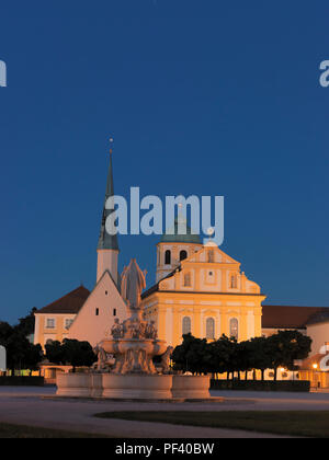 Kapellplatzes, Marienbrunnen, VG, von Santino Solari, HG links Gnadenkapelle, rechts daneben, Sankt, Kapuzinerkirche St., Magdalena, barocke Wallfahrtsk Stockfoto