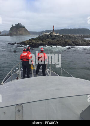 Coast Guard Besatzungsmitglieder an Bord eines 47-Fuß-Motor Life Boat von Station Quillayute River in La Push, Washington entfernt, bereiten ein Schwimmer auf Felsen in der Nähe von James Island, Aug 16, 2018 Sitzen zu retten. Die Küstenwache boot Besatzung gerettet ein Schwimmer und Offiziere von der La Push Police Department eine weitere Schwimmer gerettet. Us Coast Guard Foto von Petty Officer 1st Class Louis Keating. Stockfoto