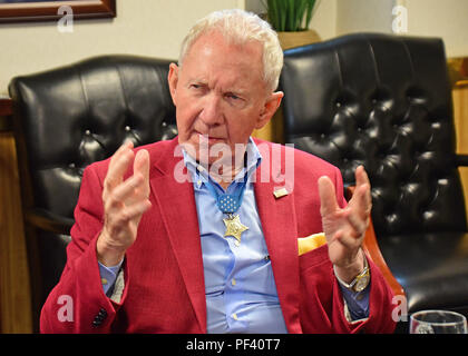 180817-N-DS 193-002 Yokosuka, Japan (August 17, 2018) - Ehrenmedaille Empfänger Generalmajor (A.D.) James E. Livingston spricht in stateroom des CO während einer Moral Wohlfahrt und World Tour an Bord der an Bord USA 7 Flotte Flaggschiff USS Blue Ridge (LCC 19). Livingston war die Ehrenmedaille für seine heroische Aktionen während der Schlacht in der Vietnam Krieg verliehen und verbrachte Zeit an Bord Blue Ridge nach dem Notfall Evakuierung von Saigon im Jahre 1975. (U.S. Marine Foto von Mass Communication Specialist 2. Klasse Adam K. Thomas/freigegeben) Stockfoto