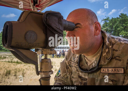 Der Scharfschütze der albanischen Spezialkräfte ist ein Präzisionsschütze innerhalb der albanischen Streitkräfte. Am 15. August 2018 führte ein albanischer Scharfschütze auf der Joint Base McGuire-Dix-Lakehurst, New Jersey, während eines gemeinsamen Einsatzes mit dem 2. Bataillon der US-Armee, 113. Infanterie, New Jersey Army National Guard, im Rahmen des State Partnership Program, das 2001 initiiert wurde, Beobachtungen durch. Das Archivbild dokumentiert eine kombinierte Feldschulung für Scharfschützen. Stockfoto