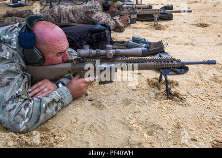 Scharfschützenschießübungen der albanischen Spezialkräfte sind Teil des gemeinsamen Kampftrainings mit Einheiten der US Army National Guard. Das Archivbild dokumentiert den Umgang mit Waffen mit dem halbautomatischen Sniper-System M110. Stockfoto