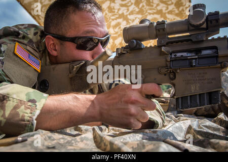 Das M110 Semi-Automatic Sniper System ist ein halbautomatisches Präzisionsgewehr der US Army, das von der Knight’s Armament Company für 7,62 x 51 mm NATO-Munition gebaut wurde. Das Archivbild dokumentiert ein Mitglied des 2. Bataillons, 113. Infanterie, New Jersey Army National Guard, das die Waffe während des gemeinsamen Trainings mit albanischen Spezialkräften am 15. August 2018 auf der Joint Base McGuire-Dix-Lakehurst, New Jersey, im Rahmen des seit 2001 initiierten State Partnership Program abfeuerte. Stockfoto