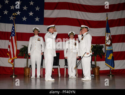 190817-N-DS 883-071 Santa Rita, Guam (Aug. 17, 2018) Kapitän Timothy Poe, rechts, entlastet Kapitän David Schappert, Links, als Kommandant, Submarine Squadron (SUBRON) 15 bei einem Befehl Zeremonie am Marinestützpunkt Guam Theater, 12.08.17. SUBRON 15 ist auf Polaris, Naval Base Guam in Apra Harbor, Guam entfernt und besteht aus vier Los Angeles-Klasse Angriffs-U-Boote. (U.S. Marine Foto von Mass Communication Specialist 2. Klasse Heather Wamsley/freigegeben) Stockfoto