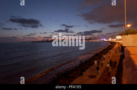 Skyline übersicht Walkeshwar und Strassenverkehr am Marine Drive in Tag und Abend in Mumbai, Maharashtra, Indien. Stockfoto