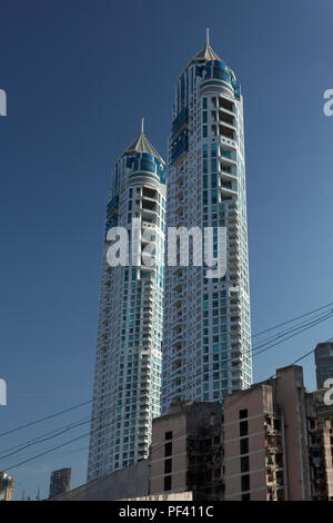 Tardeo Jehangir Boman Behram Straße Architekt Hafeez Auftragnehmer höchste Gebäude der Kaiserlichen Twin Towers Wohngebäude, Mumbai, Indien. Stockfoto