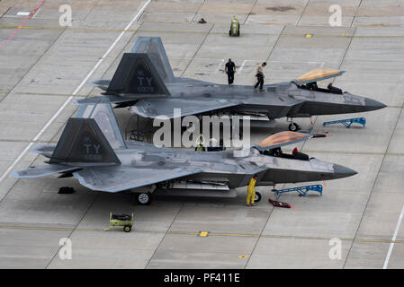 F-22 Raptor ist ein Tarnjäger der fünften Generation, der von Lockheed Martin für die U.S. Air Force entwickelt wurde. Am 14. August 2018 betankten Flugzeuge der 95th Fighter Squadron auf der Spangdahlem Air Base, Deutschland, während eines europäischen Trainings. Das Archivbild zeichnet Verfahren zum Auftanken am Boden auf, die eine schnelle Bereitstellung ermöglichen. Stockfoto