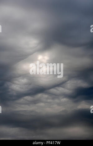 Wellenförmige Wolken. Altostratus undulatus asperitas Wolken in einem stürmischen Himmel. Stockfoto