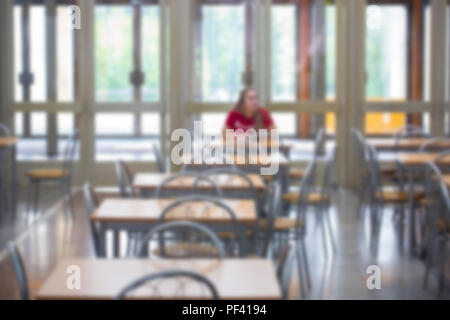 Defokussieren oder blured Cafe mit Menschen abstrakte Bokeh hellen Hintergrund für Abendessen zu entspannen. Stockfoto